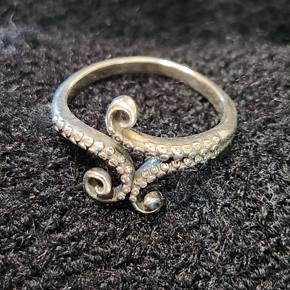 Elegant Silver Swirl Ring